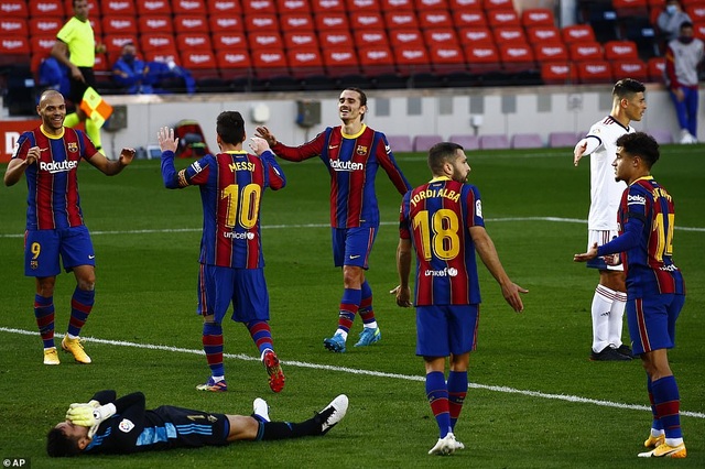 Barcelona thắng đậm Osasuna trong ngày Messi tri ân Maradona - 9